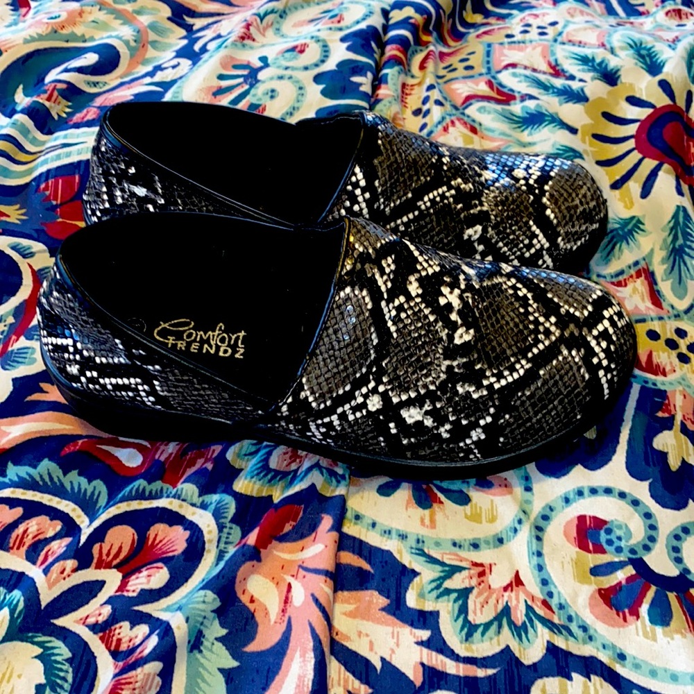 Comfort Trendz snakeskin work, nursing  clogs